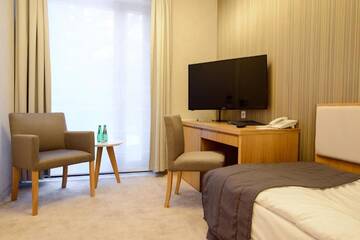 Фото номера Стандартный одноместный номер с душем Курортные отели Eva Park Life &amp; Spa г. Констанцин-Езёрна 5