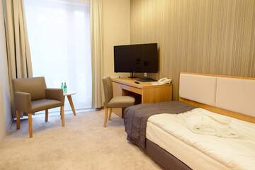 Фото номера Стандартный одноместный номер с душем Курортные отели Eva Park Life &amp; Spa г. Констанцин-Езёрна 4